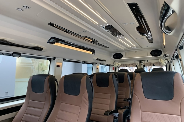 17 seater tempo traveller